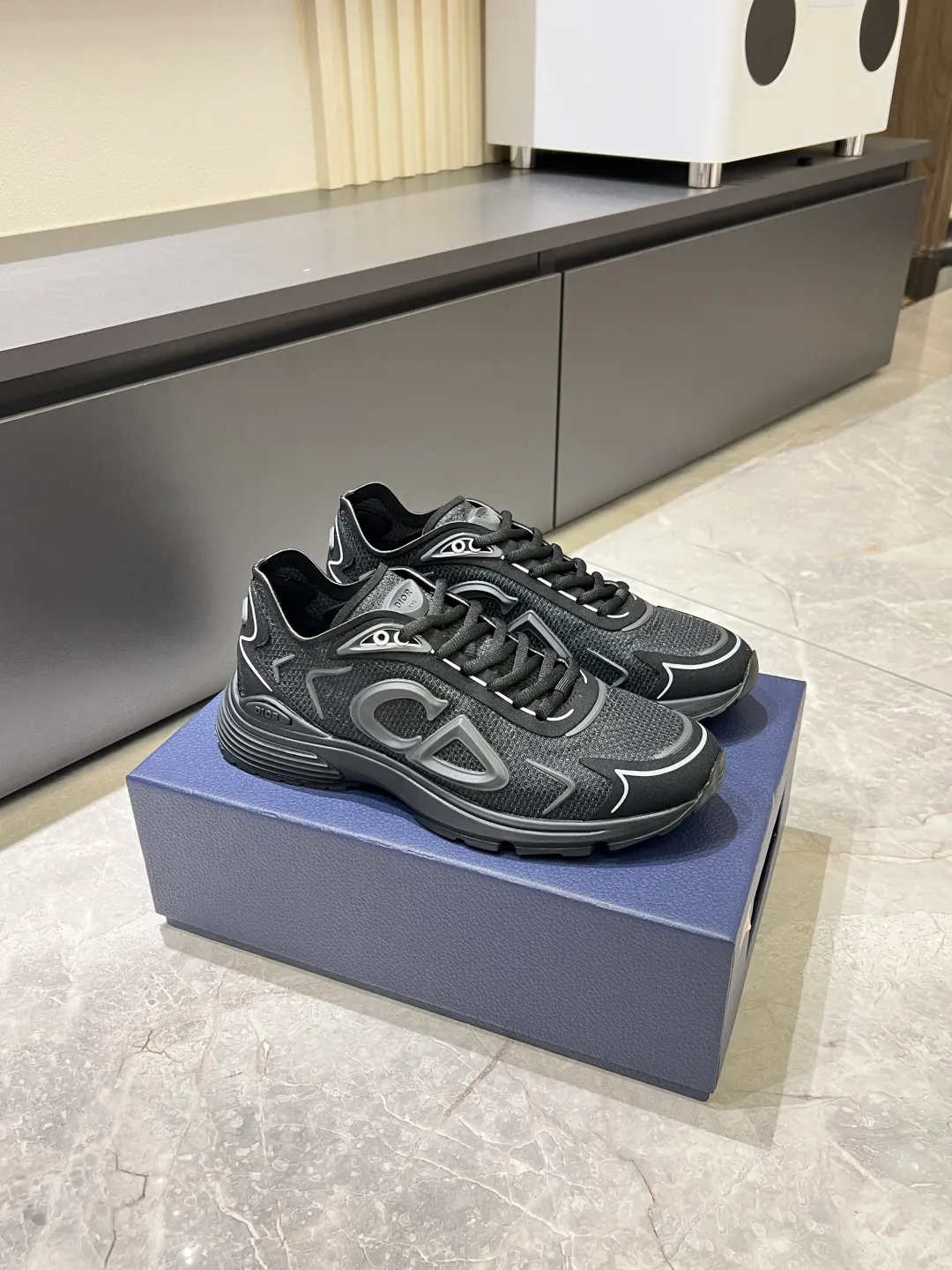 p500 Dior Dior's latest B30 Countdown sneaker. This B30 Countdown technical training shoe is new for spring 2026. Its sporty design perfectly combines fashion elements with technical performance. Its design is inspired by modern running. There are also Dior B30 and CD30 rubber logos on the tongue and back of the shoe. The sculpted sole that combines rubber and foam ensures flexibility and comfort. Various unique details also add to its color. Fabric technical fabric and technical mesh lining Industrial fabric and industrial mesh CD30 rubber logo on sides and rear Dior B30 rubber signature tongue Low-top style lace-up closure Ultra-lightweight rubber blend and brown foam sole Welded construction with gray detailing and Dior, CD30 and B30 logos Size: 38-44!